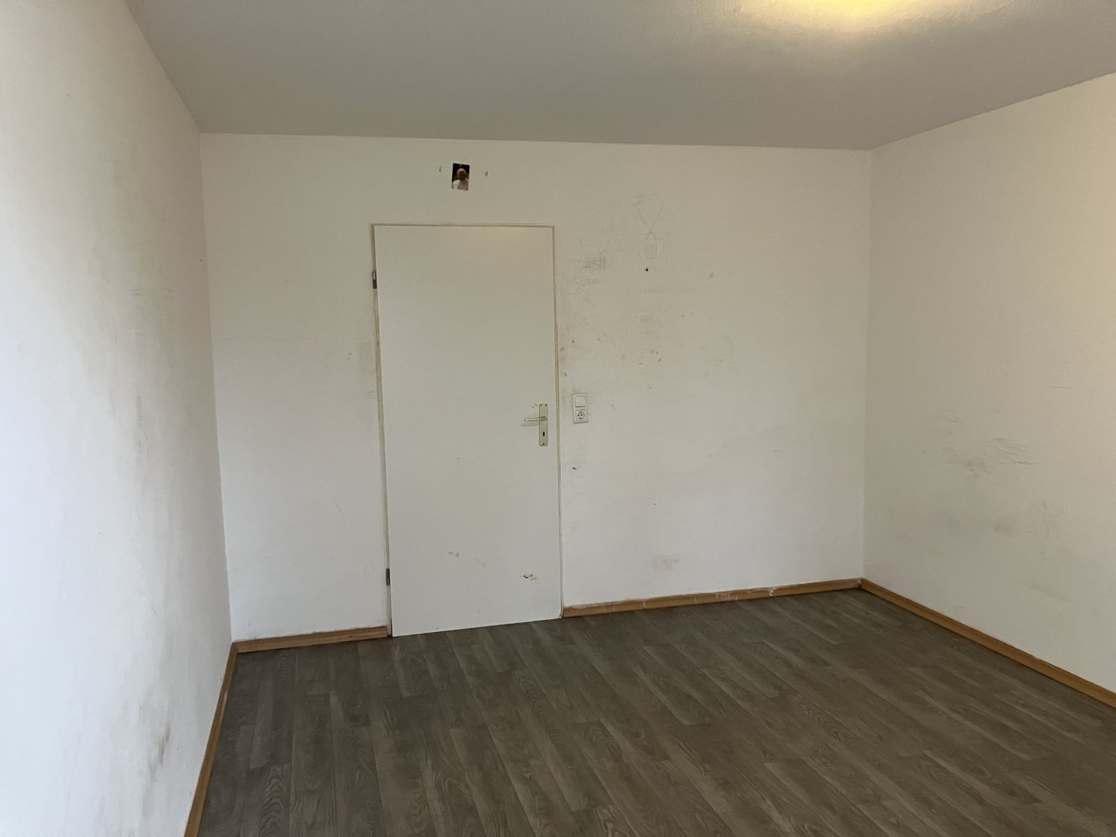 Regensburg: Balkon-Apartment mit Wannenbad (renovierungsbedürftig) Regensburg: Balkon-Apartment mit Wannenbad (renovierungsbedürftig)