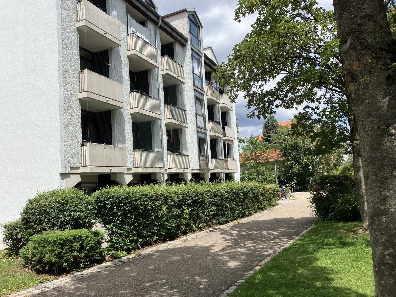 Zweckmäßiges Balkon-Apartment mit guter Busanbindung